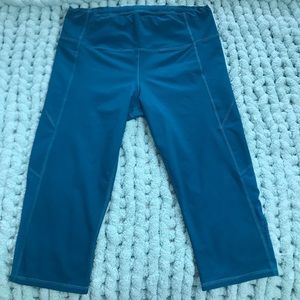 Athleta teal cropped capri leggings